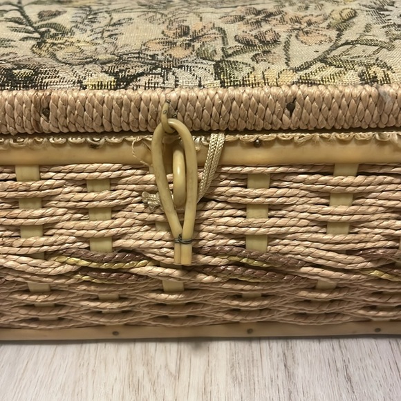 Vintage Rare Tan Brown Azar Wicker Sewing Basket With Padded Fabric Floral Cover - Picture 3 of 7
